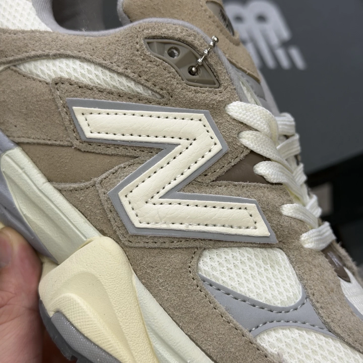 New Balance Chunky Runner Sneakers – Sand Beige, Cream & Light Grey