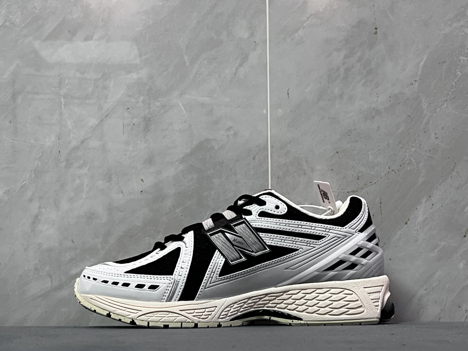 New Balance Silver Black Retro Performance Sneakers – Premium Mesh Runner Streetwear Shoes