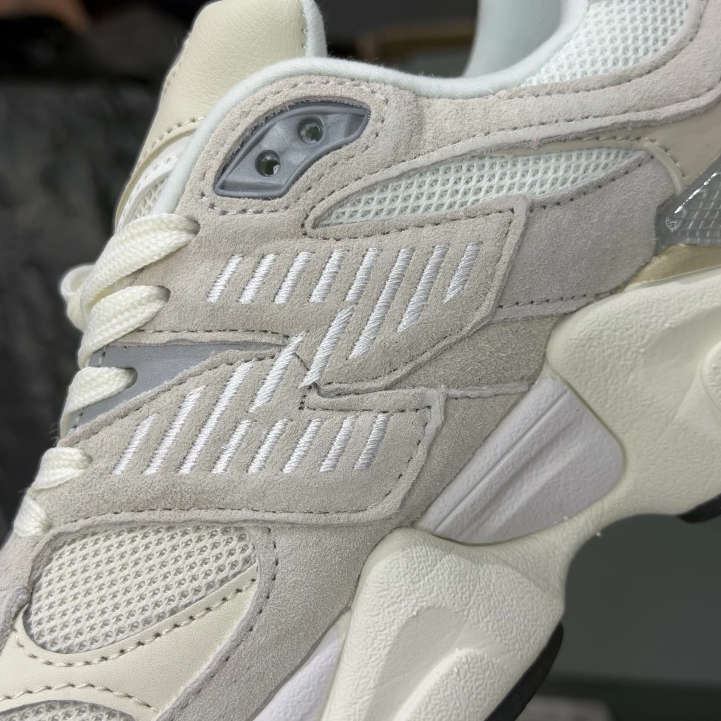 New Balance Chunky Runner Sneakers – Cream White & Beige