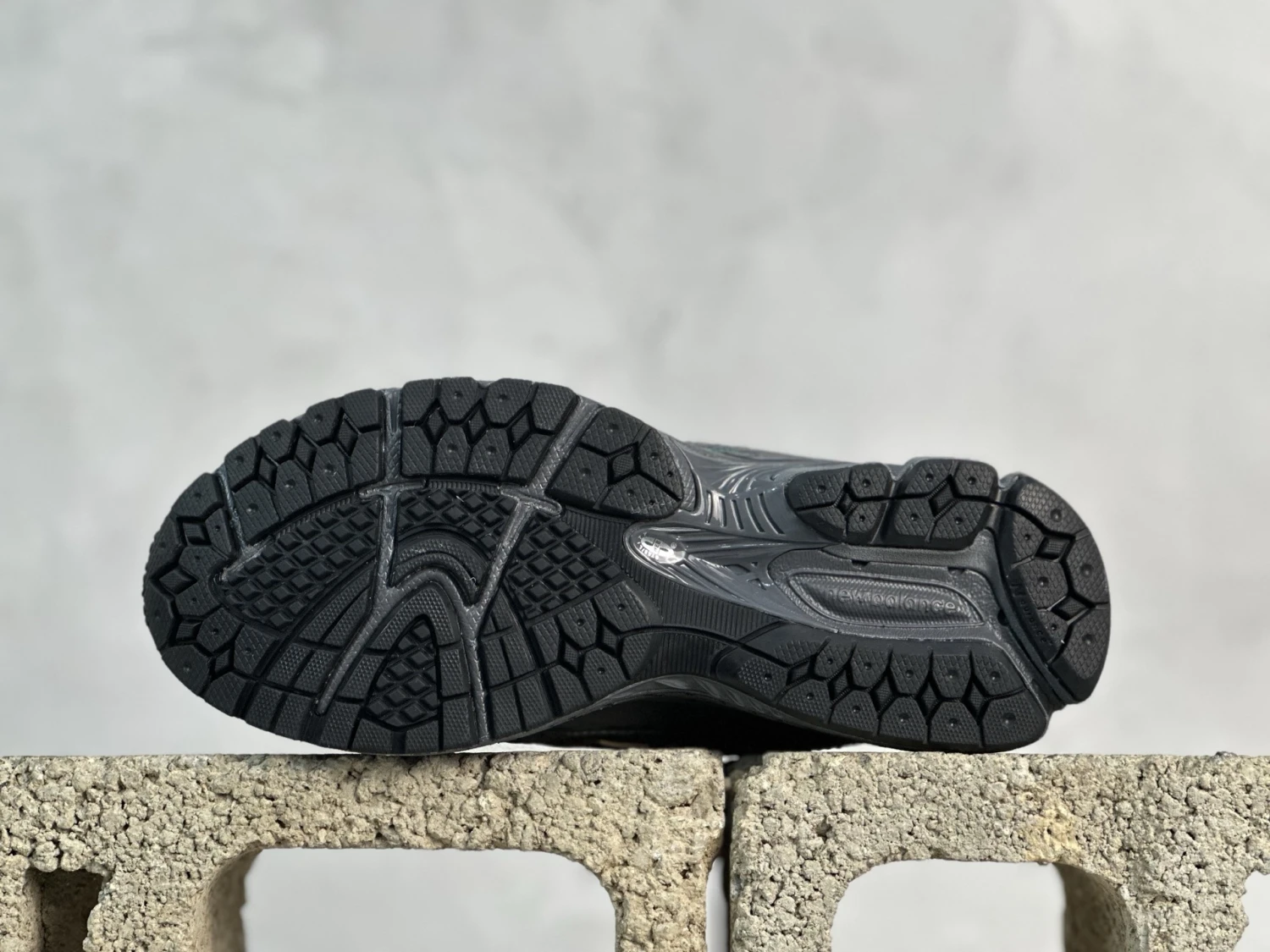 New Balance Emerald Black Retro Runner Sneakers – Breathable Mesh Lifestyle Shoes