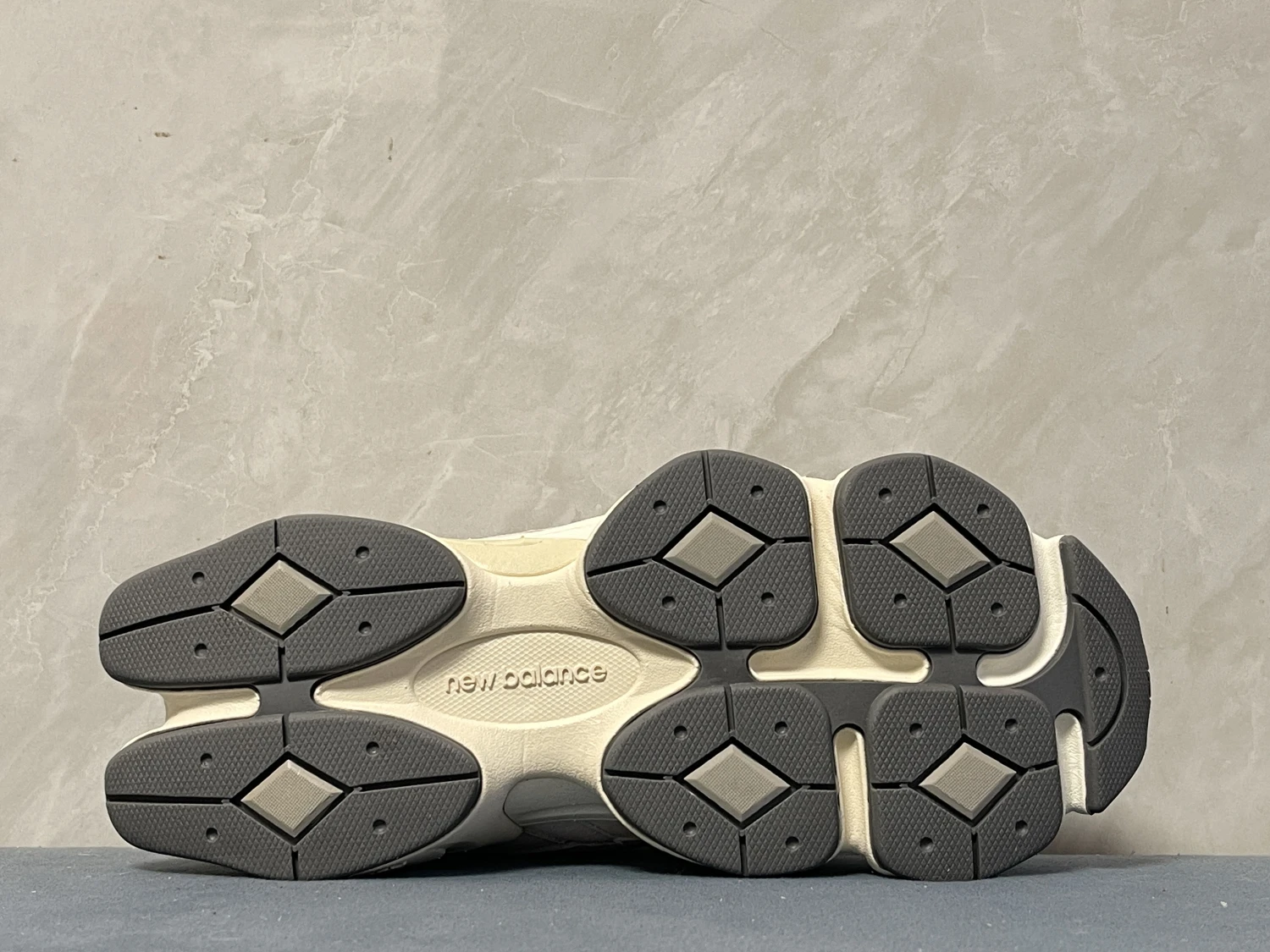 New Balance Cream & Grey Chunky Runner Sneakers – Premium Retro Streetwear Lifestyle Shoes