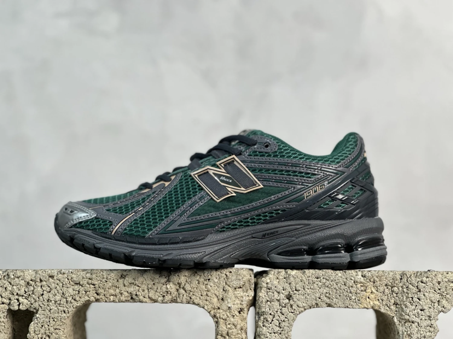New Balance Emerald Black Retro Runner Sneakers – Breathable Mesh Lifestyle Shoes