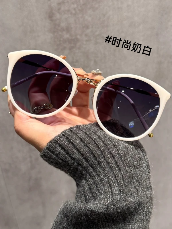 Chic Women's Sunglasses - Stylish UV Protection & Fashionable Eyewear