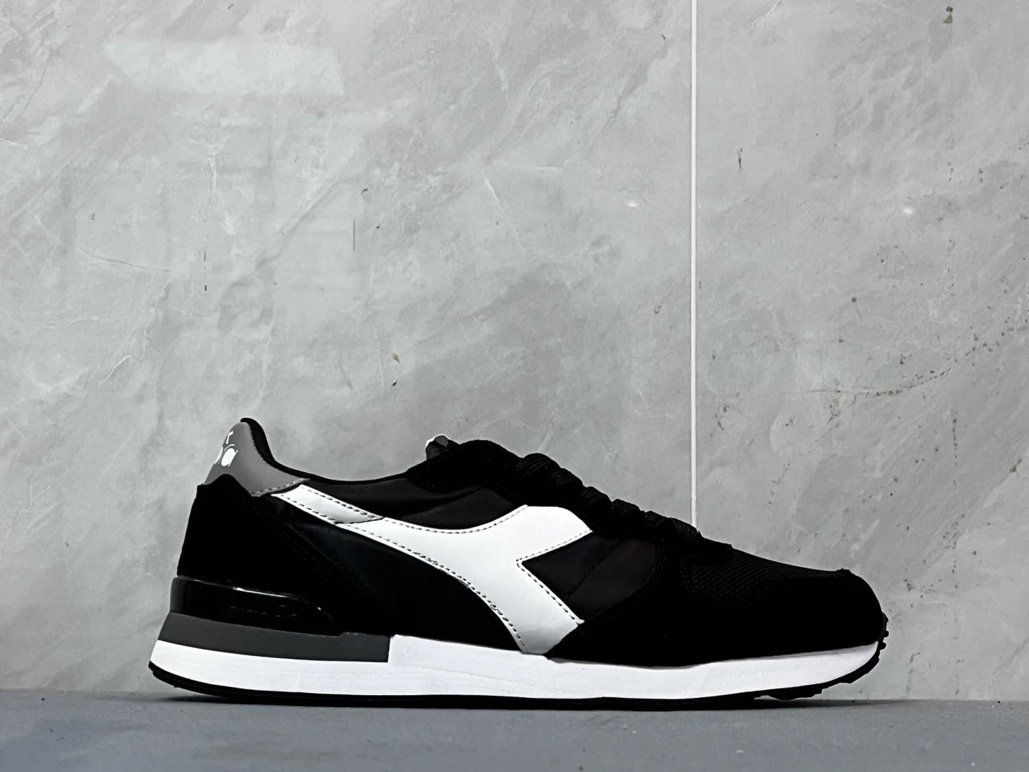 Diadora Black White Classic Runner Sneakers – Retro Lifestyle Casual Comfort Shoes