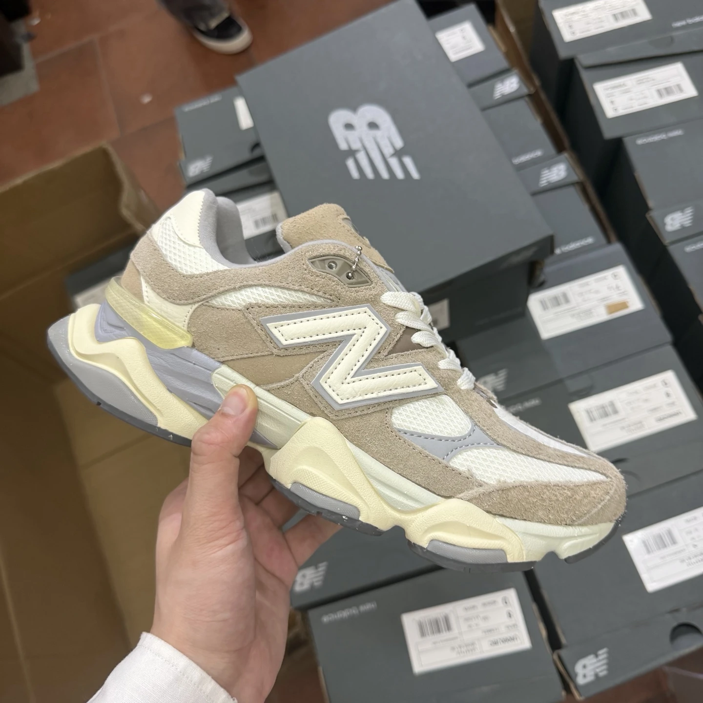New Balance Chunky Runner Sneakers – Sand Beige, Cream & Light Grey