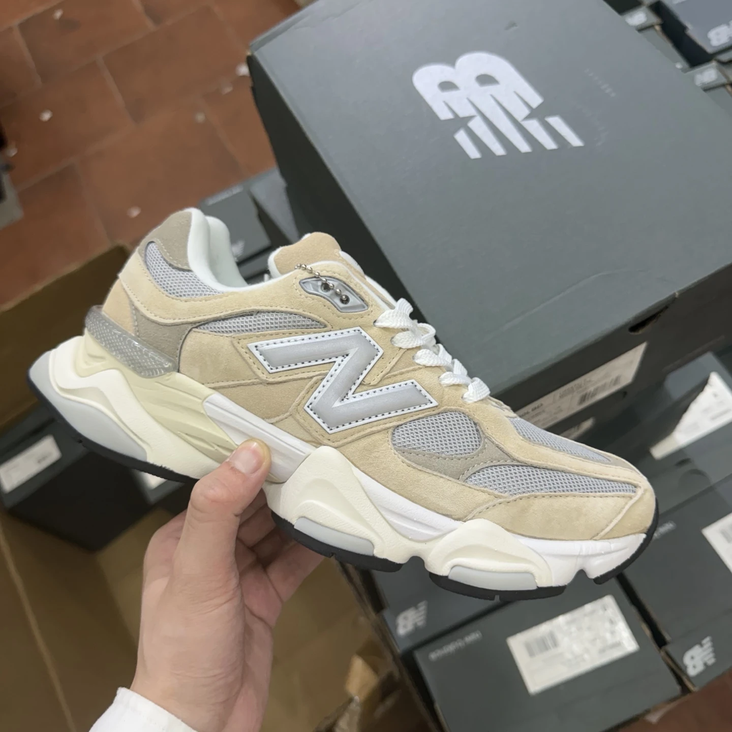 New Balance Chunky Runner Sneakers – Beige, Silver & Cream