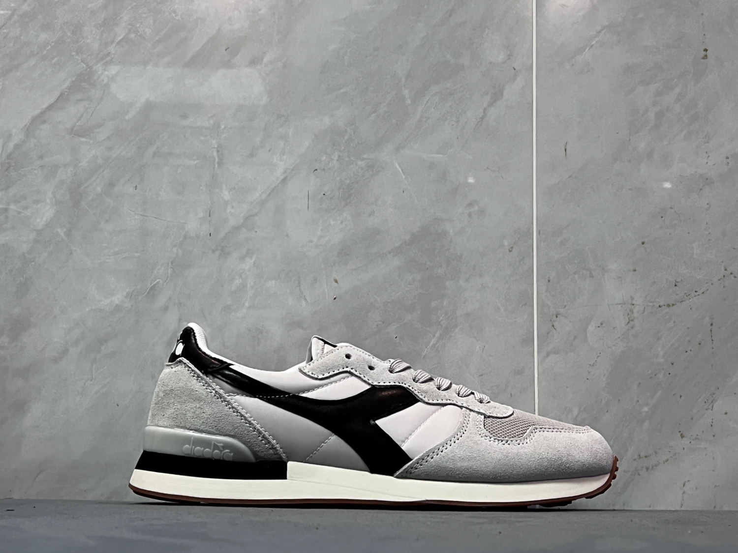 Diadora Classic Runner Sneakers – Grey Black White  Colors