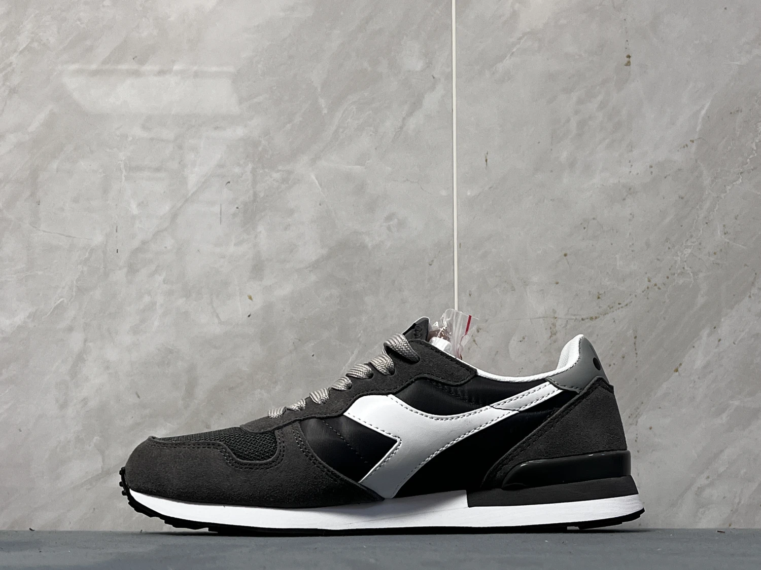Diadora Retro Runner Sneakers – Black White  Colors