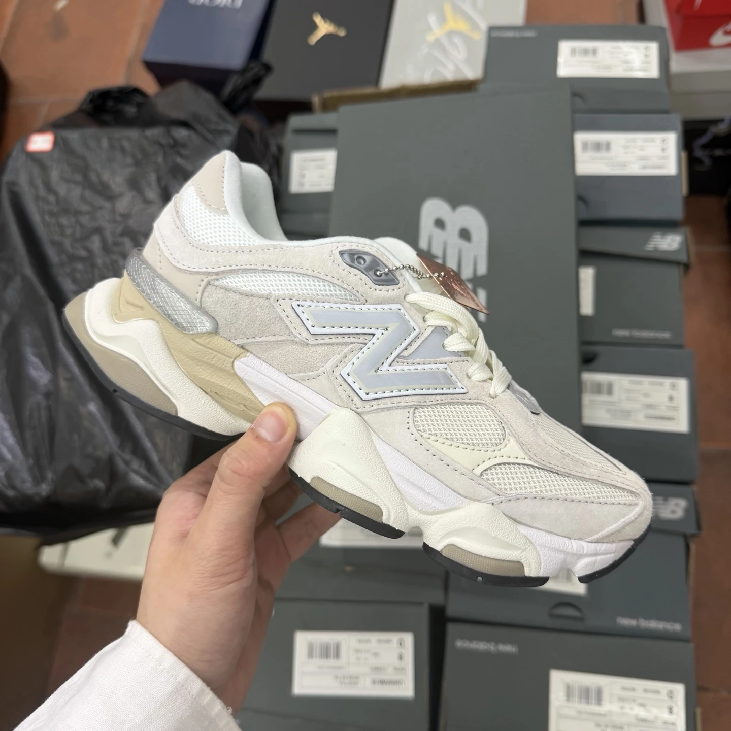 New Balance Chunky Runner Sneakers – Cream White & Beige