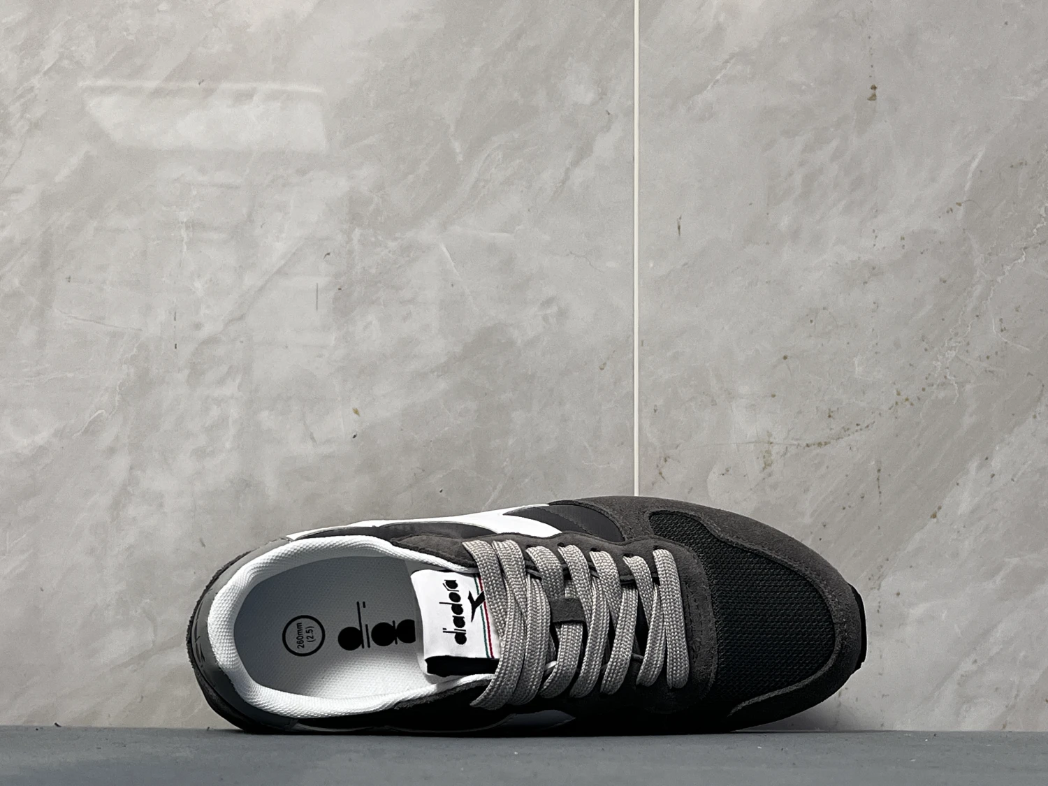 Diadora Retro Runner Sneakers – Black White  Colors