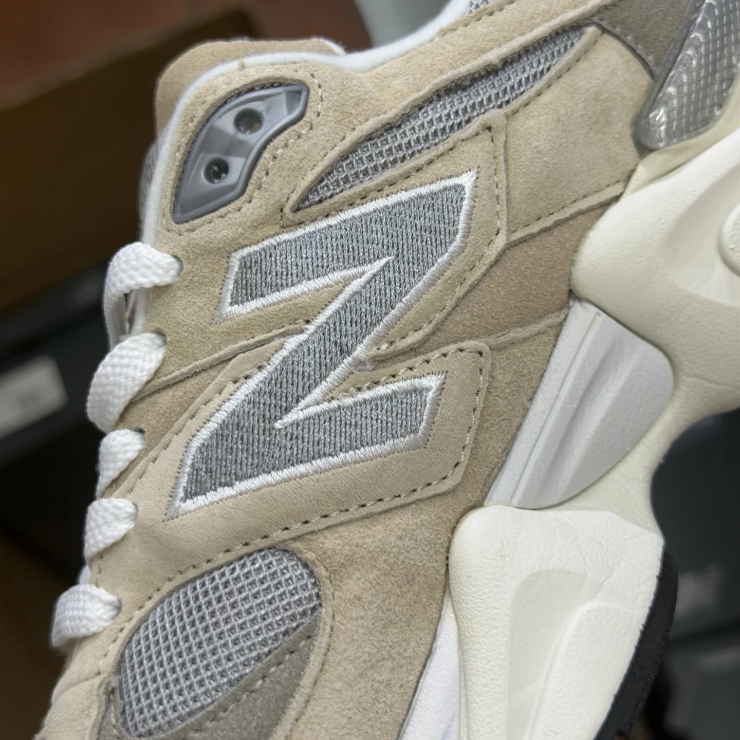 New Balance Chunky Runner Sneakers – Beige, Silver & Cream