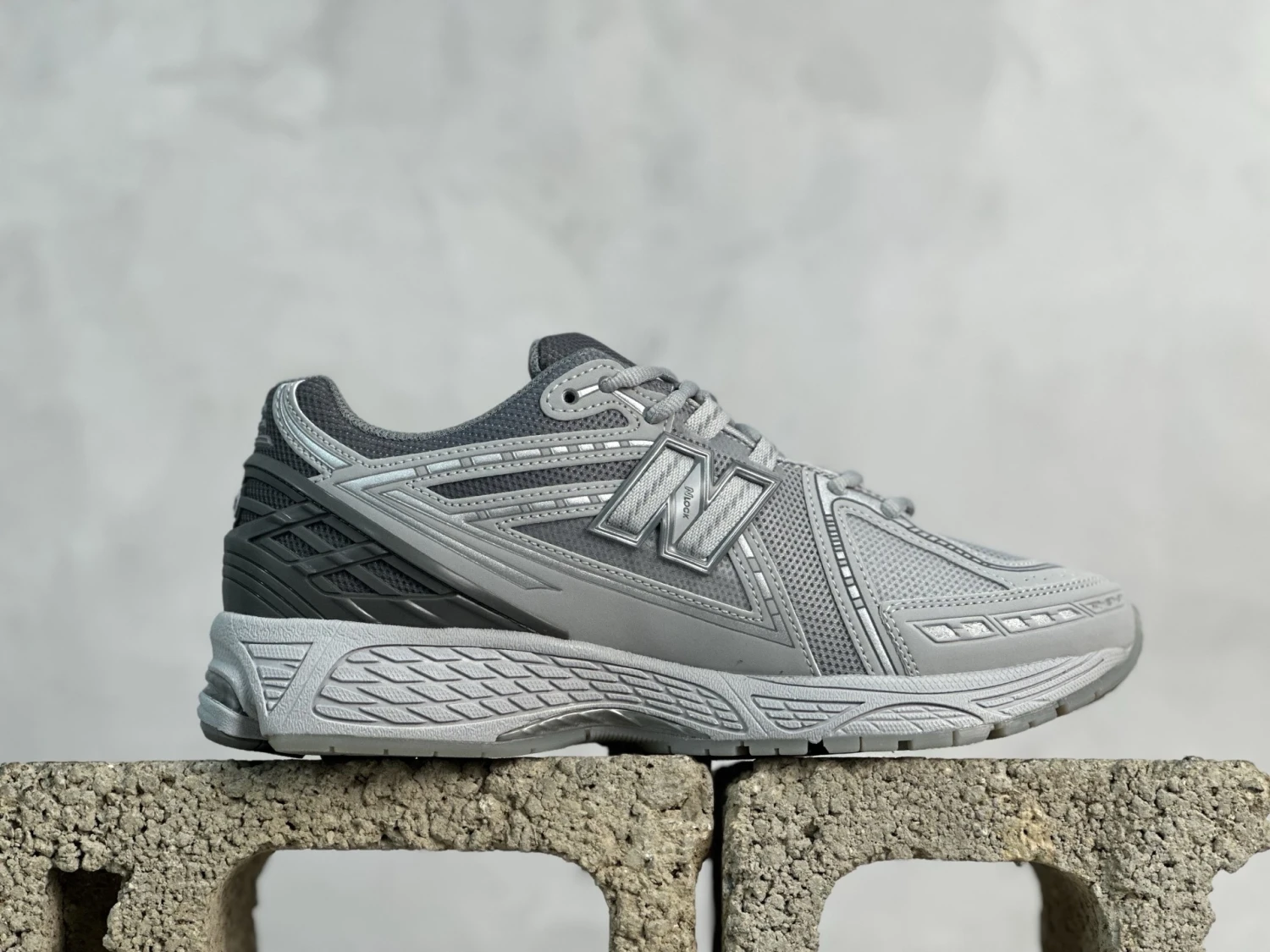 New Balance Silver Grey Retro Runner Sneakers – Lightweight Mesh Lifestyle Shoes