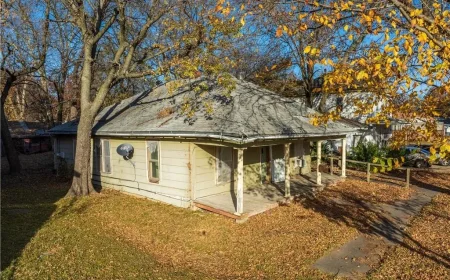 Neodesha Investment Home Near Main Street and Schools - $20,000