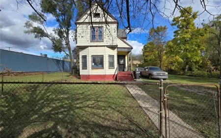 Detroit Islandview Fixer-Upper With Extra Lot Potential - $25,000