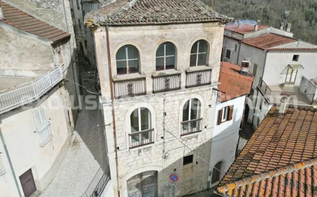 Historic Palace Town House for Sale in Carpinone, Molise-£58,854