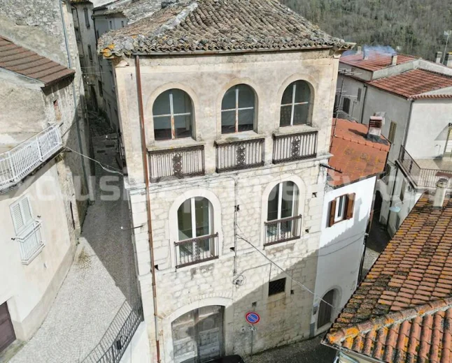 Historic Palace Town House for Sale in Carpinone, Molise-£58,854