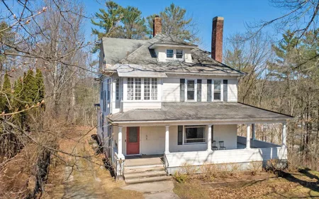 $250,000 Saint Johnsbury VT Historic Home | 4 Beds, 1.83 Acres