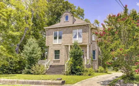 $160,000 Historic McDermott House: Vicksburg's Architectural Gem for Sale