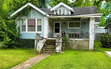 $29,000 Historic Baxter Springs Home: Renovation Opportunity on 0.37-Acre Lot