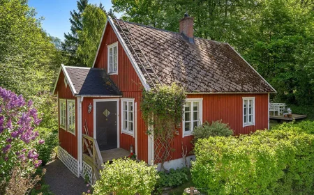 $153,992. Historic Saltbox Home with Ocean Views & Renovation Potential