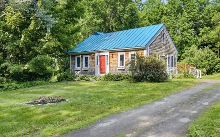 $225,000 Charming Livermore ME Cape: Modern Comfort & 5-Acre Serenity