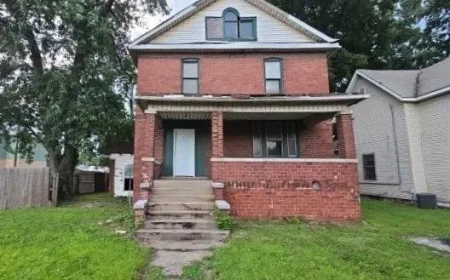 $22,500 Granite City Investment: Spacious 5-Bedroom Home with Potential