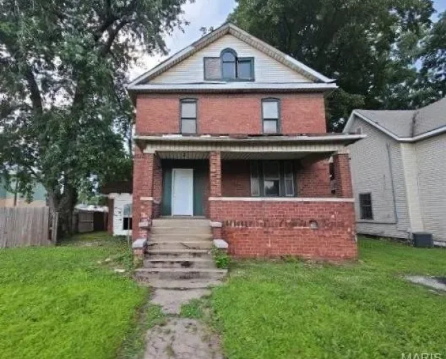 $22,500 Granite City Investment: Spacious 5-Bedroom Home with Potential
