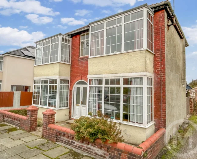 £134,950 Blackpool Detached Home £134k: Upgrade Opportunity Near Layton Station