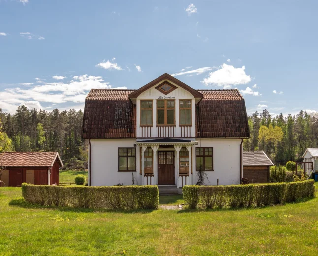 $51,002 Renovation Opportunity: Rejmyre Villa with Historic Charm, SEK 495,000