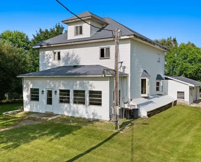 $190,000 Toluca, IL Country Home: 2 Acres, RV Pad & Chicken Coop