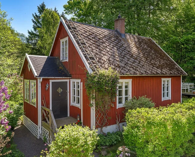 $153,992. Historic Saltbox Home with Ocean Views & Renovation Potential