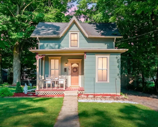 $165,000 Charming Marshall, MI Home: Desirable Location & Recent Updates