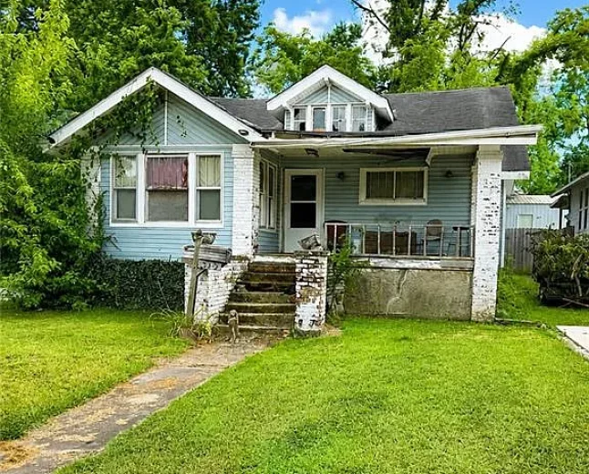$29,000 Historic Baxter Springs Home: Renovation Opportunity on 0.37-Acre Lot