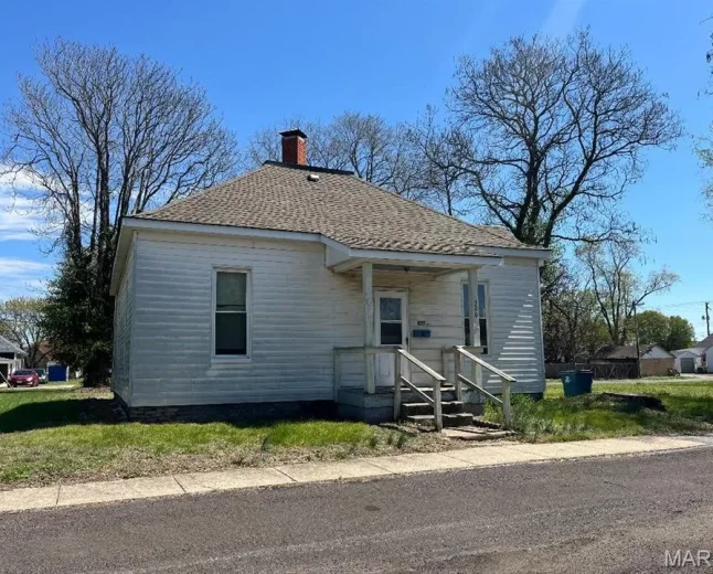 $29,900 East Alton AS-IS Home: Investment Potential on a Huge Lot