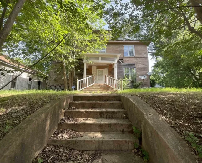 $27,000 Marshall, TX: Historic 7-Bedroom Home Sold on E Houston Street