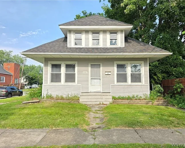 $20,000 Renovator's Dream: Niagara Falls Home with Extra Lot Potential