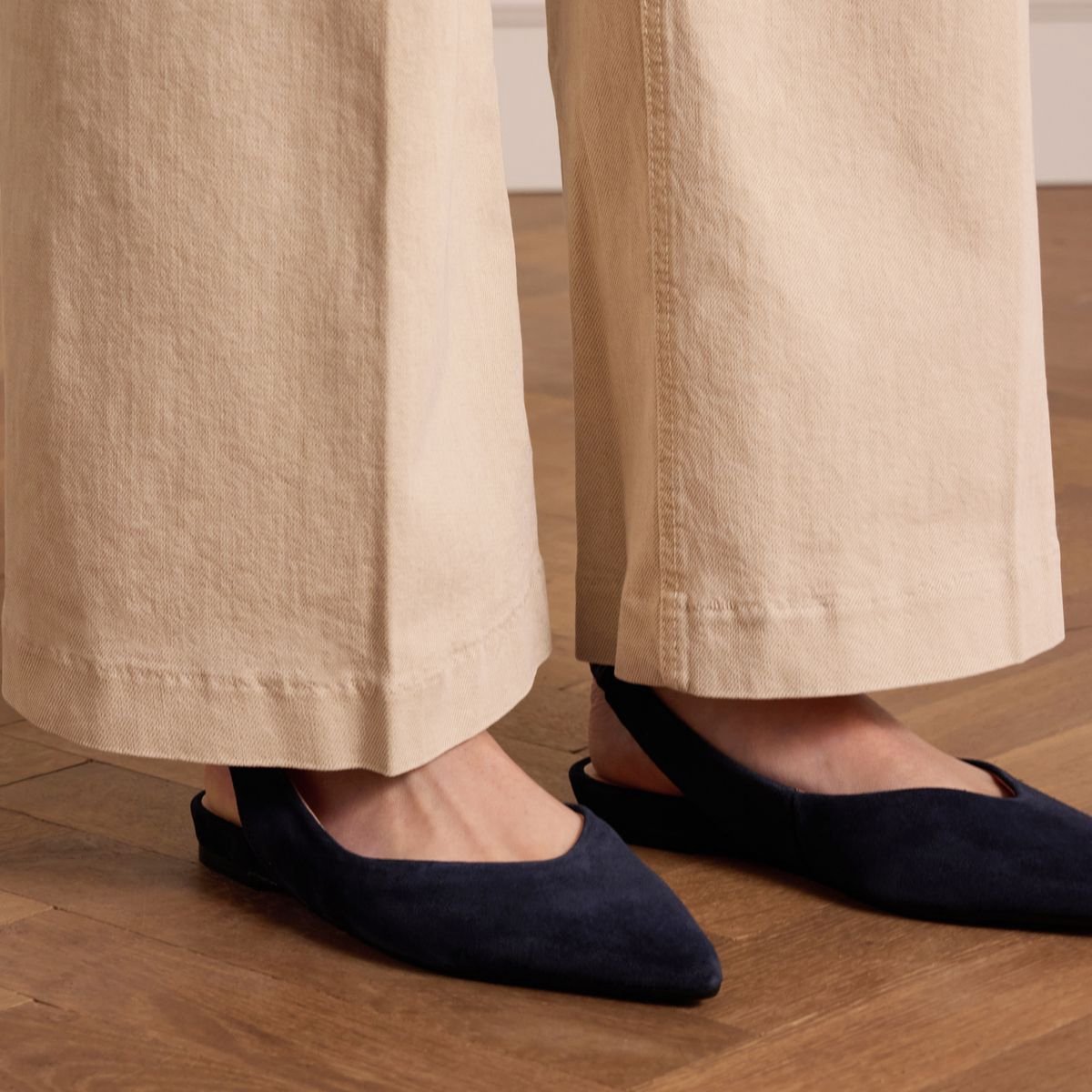 Marineblaue Slingbacks aus Veloursleder