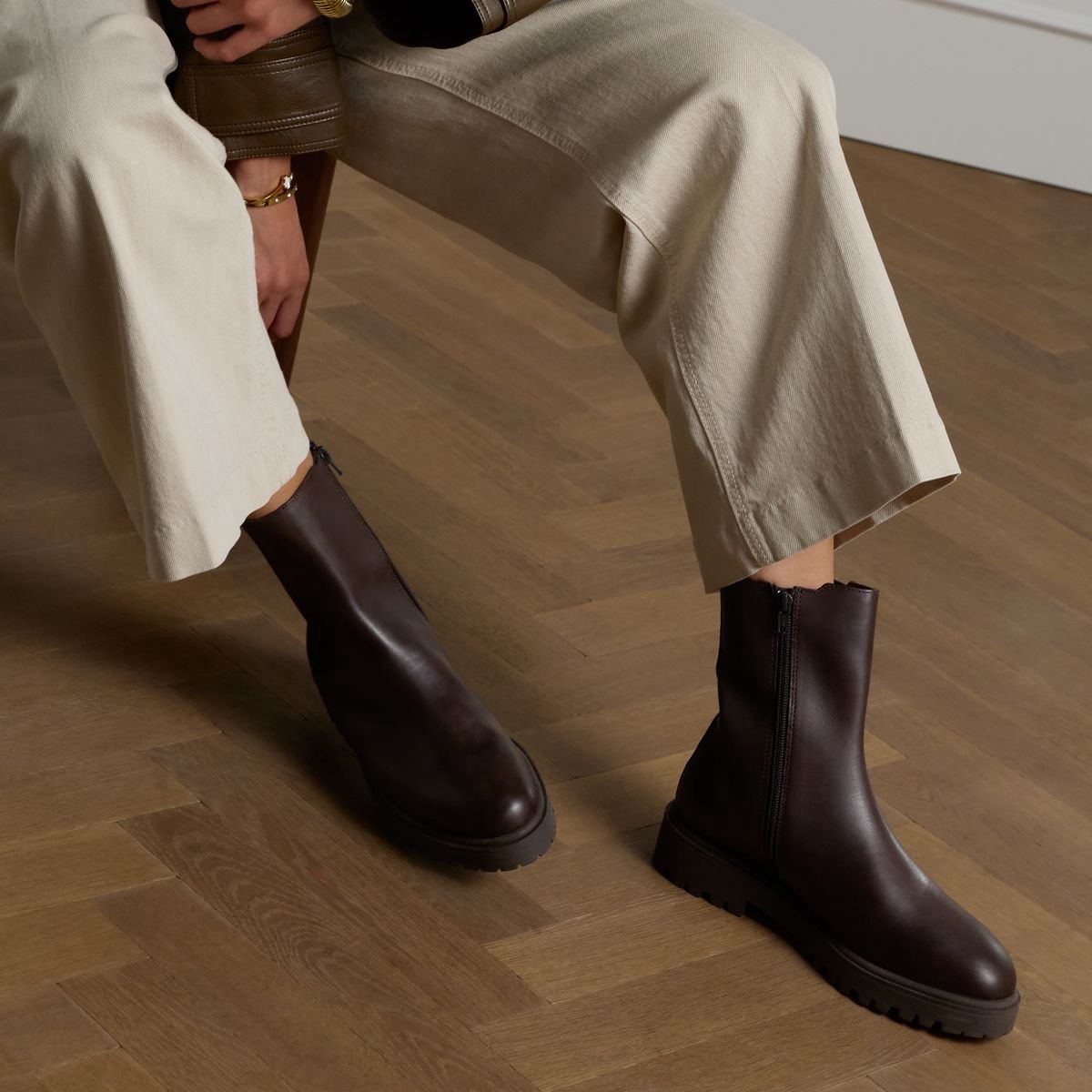 Dunkelbraune Lederstiefeletten mit Absatz