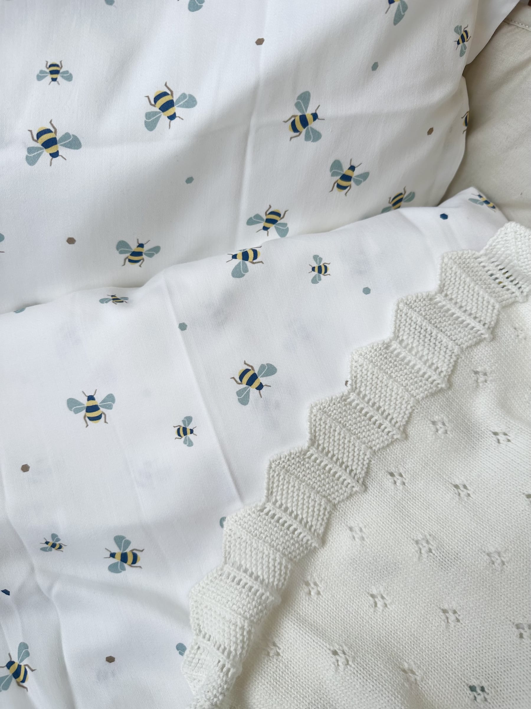 Vanilla Copenhagen - Bedding Baby - Honeybee Happy - Milk - 70 x 100 cm, 40 x 45 cm (BEDB3724)