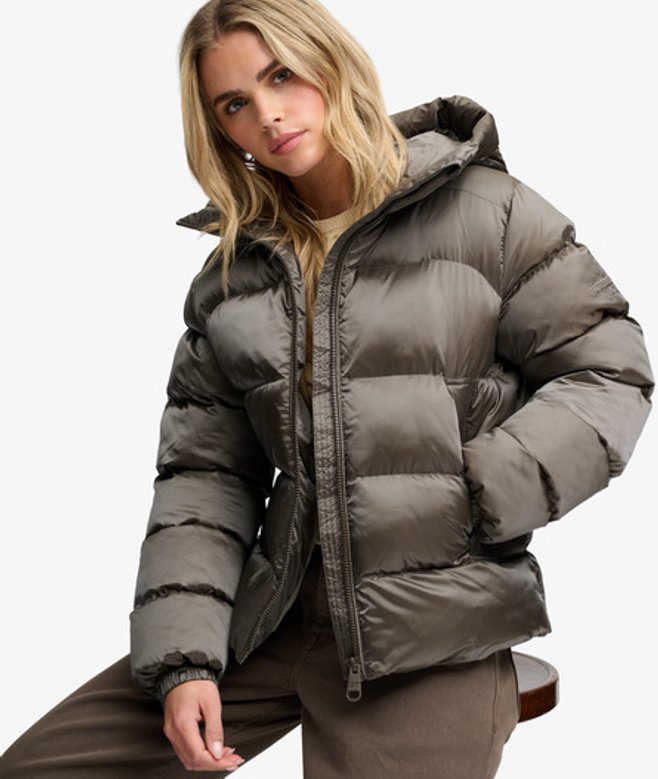 Superdry Damen Glänzende Steppjacke mit Kapuze - Schmale Passform Khaki - Größe: 38