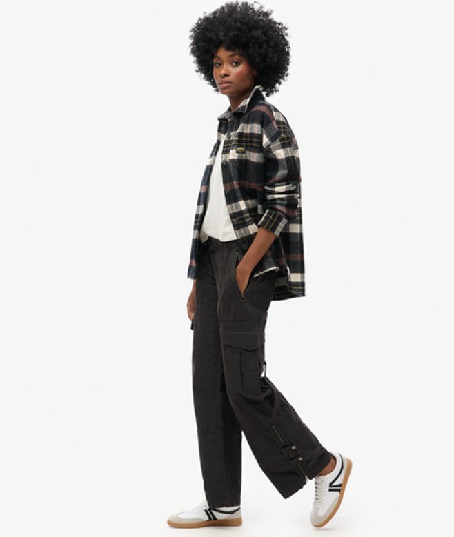 Superdry Damen Cargohose mit Weitem Beinschnitt und Niedriger Leibhöhe Schwarz - Größe: 42