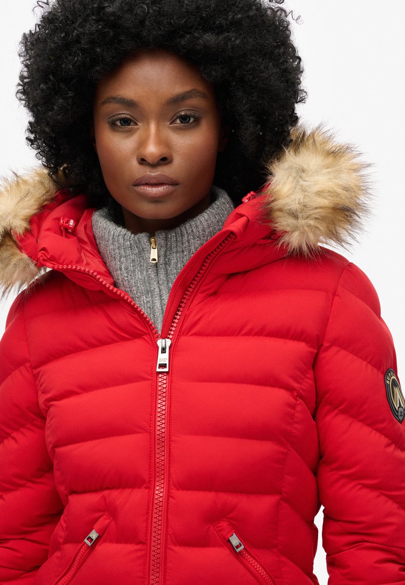 Damen Steppjacke mit Kapuze und Kunstfell in mittellanger Länge Superdry