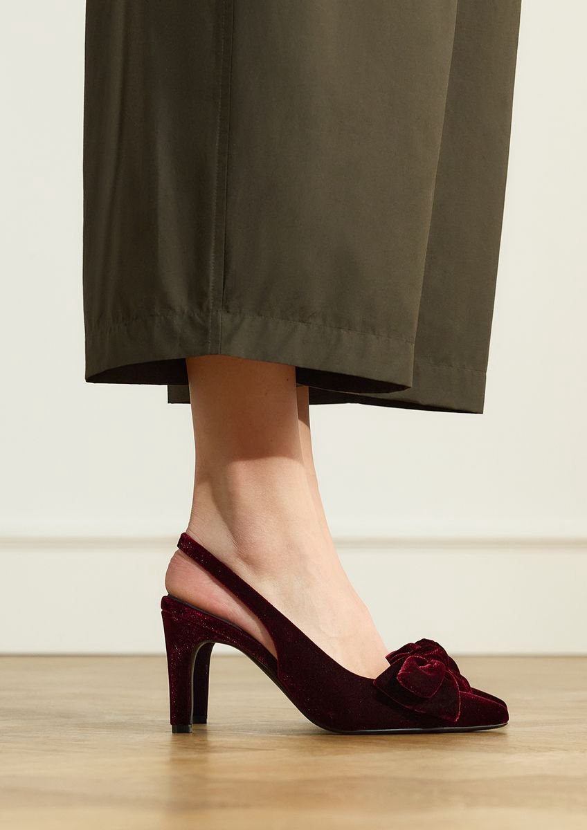 Bordeauxrote Slingbackpumps aus Veloursleder