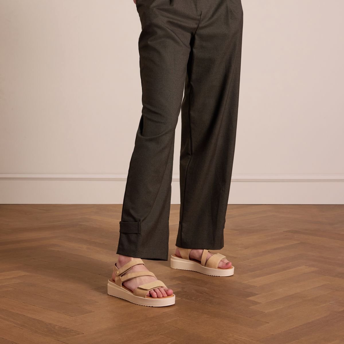 Beigefarbene Veloursleder-Sandalen