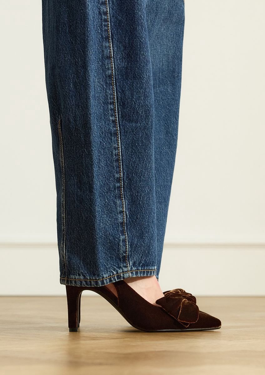 Braune Samt-Slingbackpumps mit Schleife