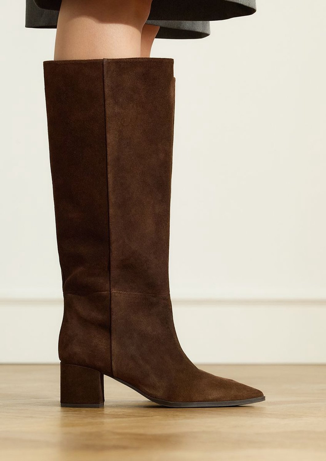Dunkelbraune Veloursleder-Stiefel mit Absatz