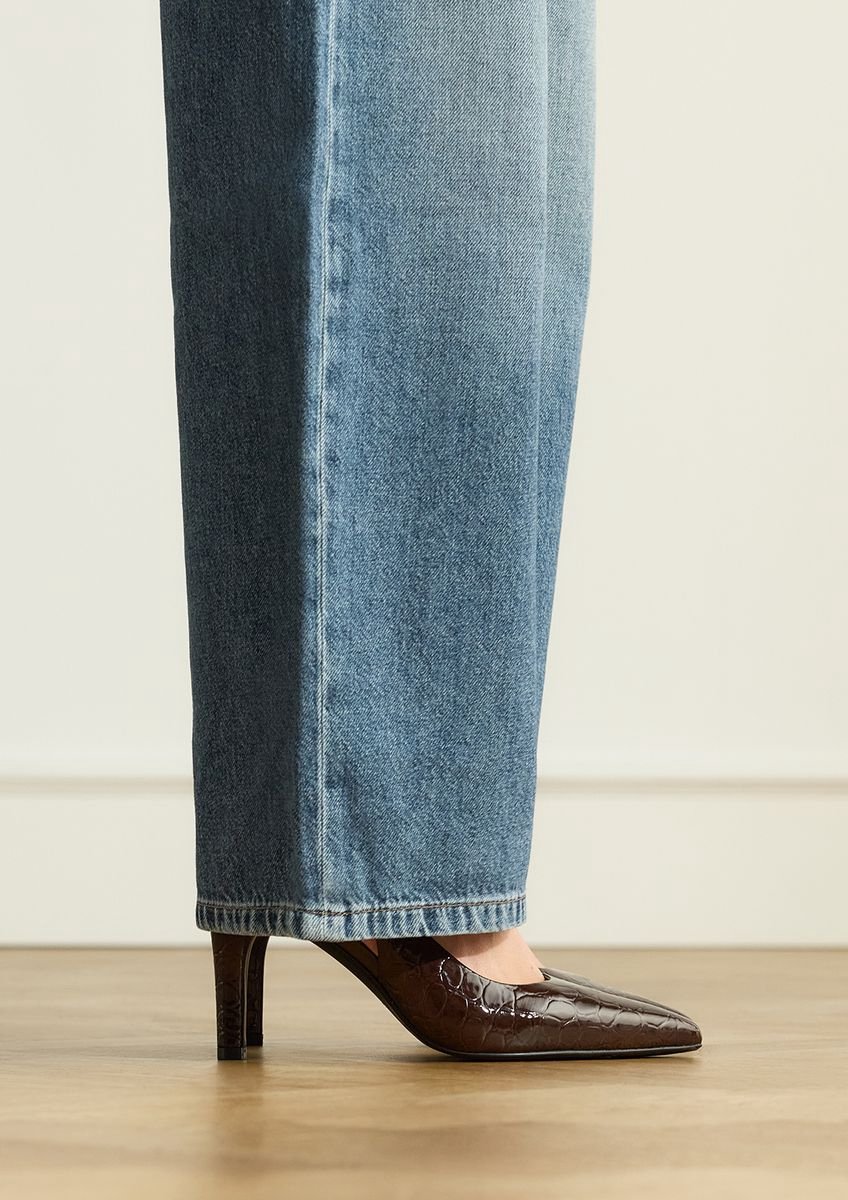 Braune Lackleder-Slingbackpumps mit Krokomuster
