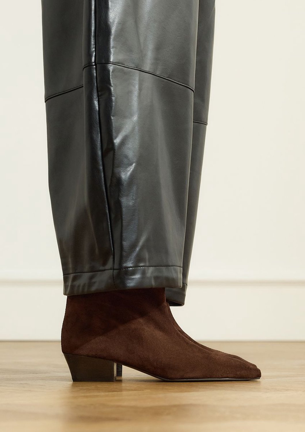 Braune Veloursleder-Stiefeletten