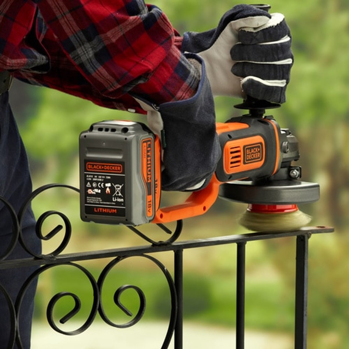 Meuleuse dangle sans fil Black & Decker BCG720M1-QW 125 mm + batterie, + chargeur, + accessoires 18 V 4.0 Ah