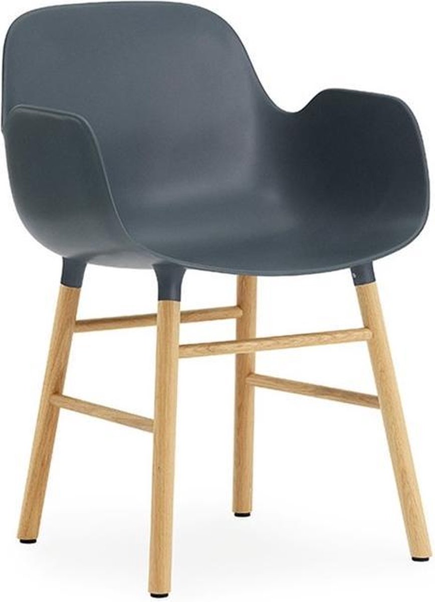 Normann Copenhagen Chaise avec accoudoirs Form blue, pieds en chêne